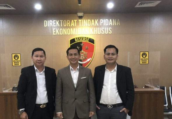 Tim kuasa hukum Victoria: Isasari Harefa, S.H., M.H. (kiri), Dr. Wardaniman Larosa, S.H., M.H. (tengah), dan Yasaro Larosa, S.H. (kanan).