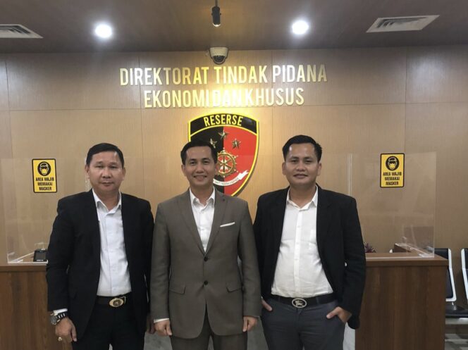 Tim kuasa hukum Victoria: Isasari Harefa, S.H., M.H. (kiri), Dr. Wardaniman Larosa, S.H., M.H. (tengah), dan Yasaro Larosa, S.H. (kanan).